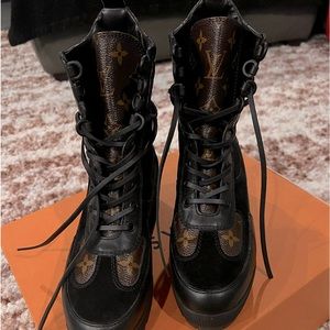 Louis Vuitton   LAURÉATE LEATHER ANKLE BOOTS